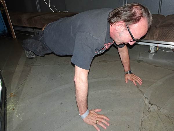 david yow doing forty pushups backstage right before flipper gig at kuudes linja in helsinki, finland on august 17, 2019