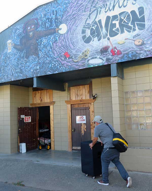 mike baggetta schlepping watt's bass stuff at 'bruno's cavern' in cave junction, or on september 12, 2023