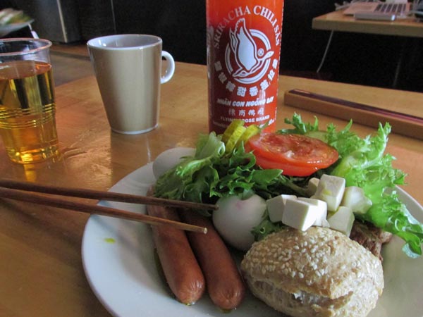 mike watt's breakfast chow at klubi in tampere, finland on may 16, 2015