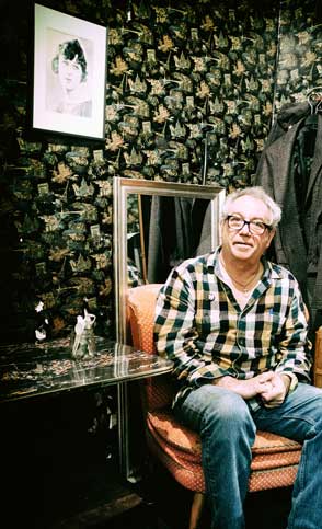 mike watt downstairs in the back room at 'king georg' in cologne, germany on october 28, 2016. photo by martin styblo
