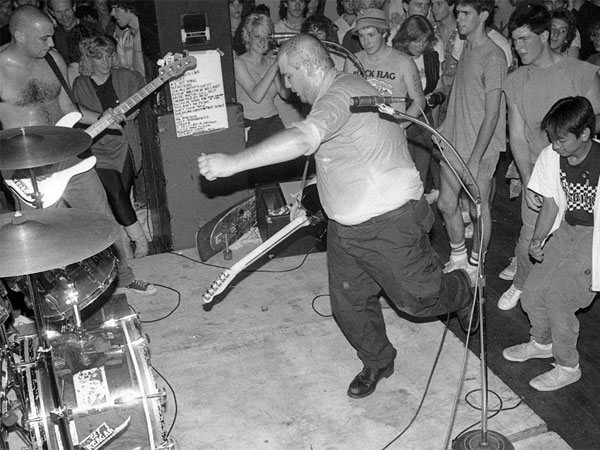 mike watt + d boon (l to r) on july 3, 1984 in eugene, oregon - photo by hank trotter