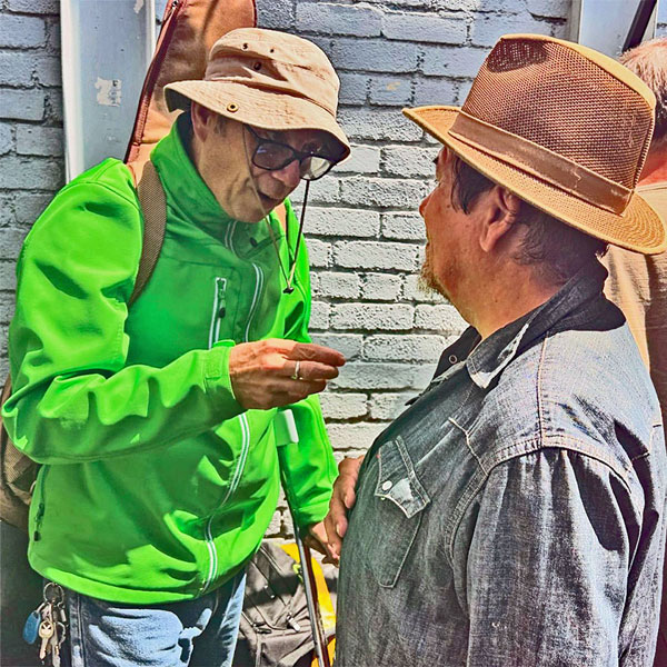 mike watt talking to joe baiza in the lot behind 'harlow's' in santa moncia, ca on july 14, 2024 - photo by jordan schwartz