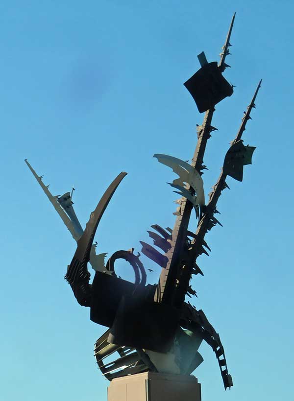 albert paley sculpture on the way to omaha, ne from council bluffs, ia via the I-80 on september 28, 2023