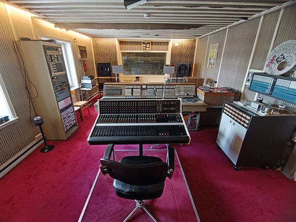 paolo mongardi's photo of control boof of 'mps studio' in villingen, germany