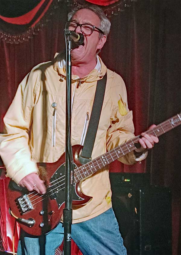 mike watt w/filpper at 'alex's bar' in long beach, ca on august 5, 2022 - photo by scott crawford